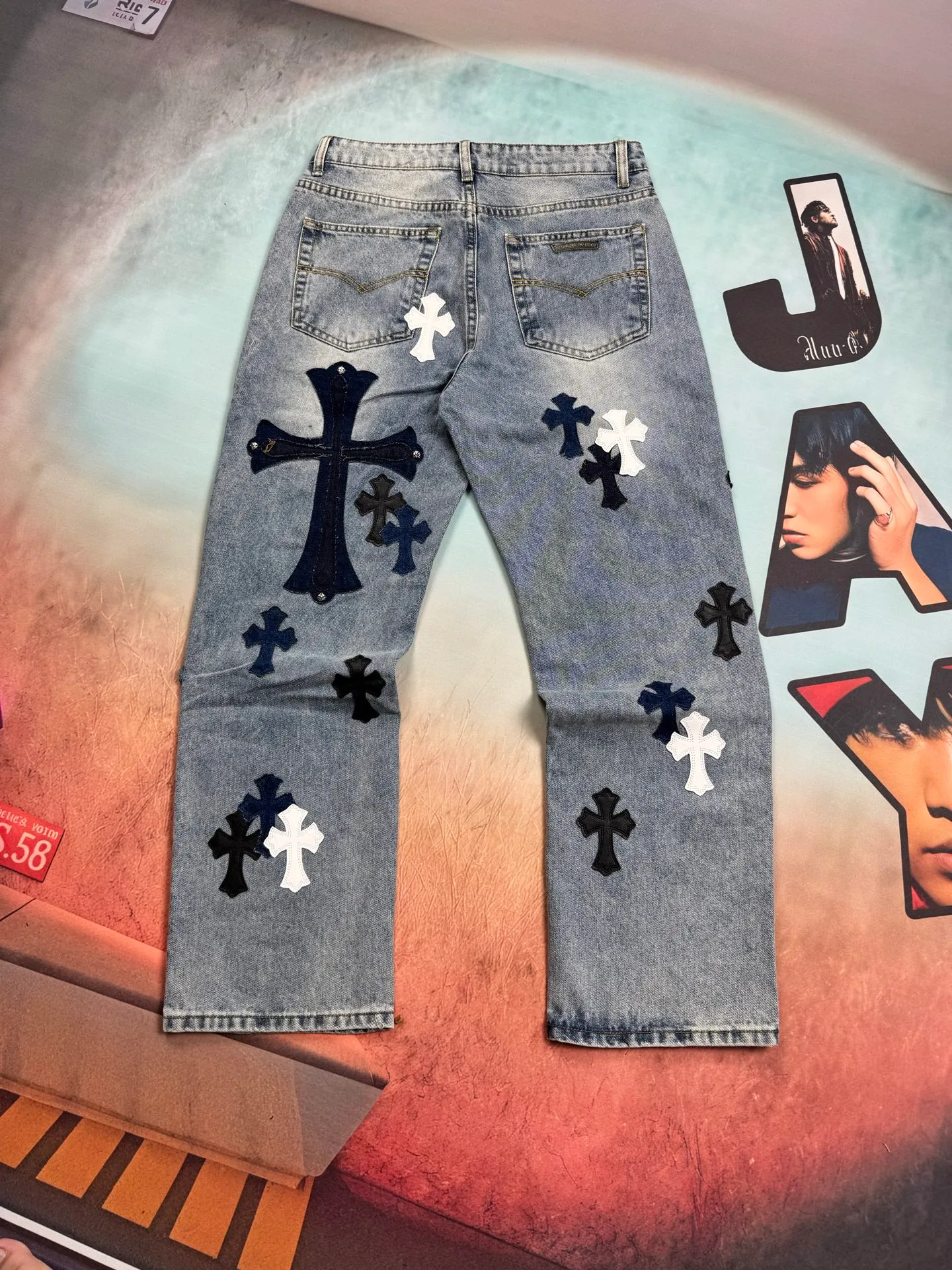 🅿️320 🔘Model No.-KL107 🔘Cro Hearts𝐂𝐡𝐫𝐨𝐦𝐞 𝐇𝐞𝐚𝐫𝐭 SexRecords Series Metallic Cross Matty Limited First Generation Cow King Jeans* This is a Chrome Hearts Croxin's limited edition jeans, the first generation of Croxin's Cow King, are unanimously recognized by the industry as the "Cow King" of jeans. It is highly recognizable and uses silver ornaments and leather design, which is unique on the market. Silver jewelry and patchwork leather complement each other, giving the pants a fashionable and high-end texture. This style of jeans is suitable for matching with all kinds of tops. It not only creates an eye-catching effect visually, but also has an excellent touch. It is the best choice for creating a cool and handsome outfit, and can easily help the wearer create an outstanding temperament.  Size: S M L XL XXL (28.30.32.34.36) Color: Blue
